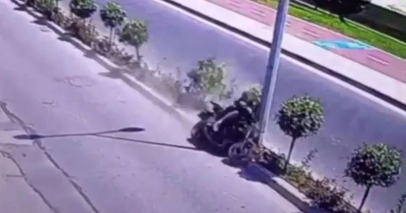 Motosikletiyle tek tekerlek üzerinde yolculuk eden 17 yaşındaki genç, geçirdiği kaza sonucu öldü