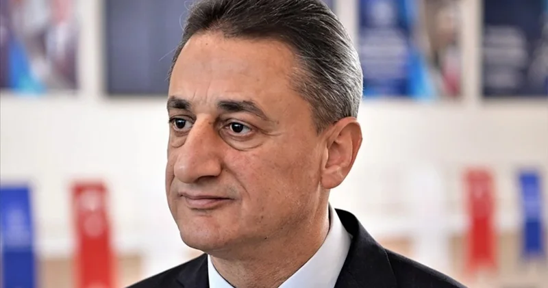 Eski Bitlis Valisi Erol Karaömeroğlu trafik kazasında yaralandı