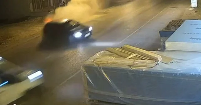 Hatay da İki aracın kafa kafaya çarpıştığı feci kaza kamerada VİDEO İZLE