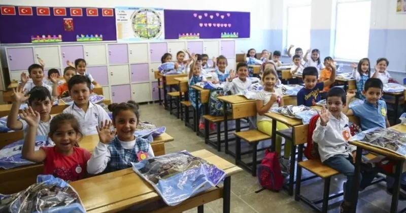 SON DAKİKA... CHP’li gazeteci Deniz Zeyrek’in 3 milyar TL’lik yalanı patladı: Bu kez de ders kitapları üzerinden algı yaptılar!