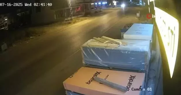 Kontrolünü kaybeden otomobil sürücüsü kamyonetle kafa kafaya çarpıştı