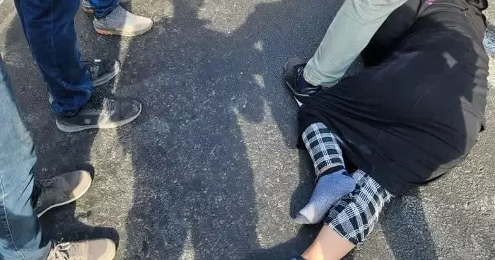 Siverek’te yolun karşı tarafına geçmeye çalışan kadına otomobil çarptı