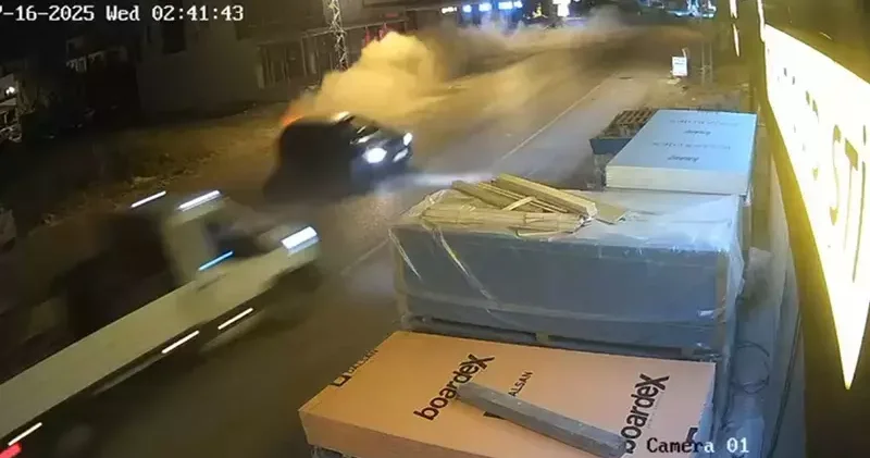 Alkollü sürücünün kontrolünü kaybettiği otomobil, kamyonetle çarpıştı; kaza kamerada