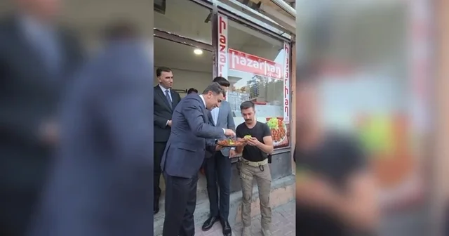 Vali ikram sırasında marulun içine çiğ köfte koymayı unuttu; görüntüler tebessüm ettirdi Tunceli Haberleri