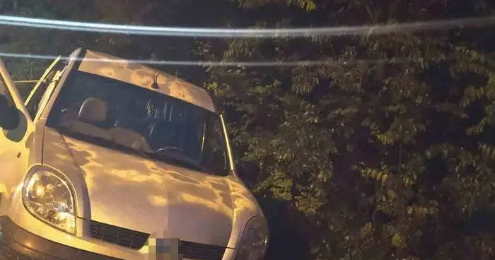 Bozuk yolu fark etmeyen sürücü şarampole düştü