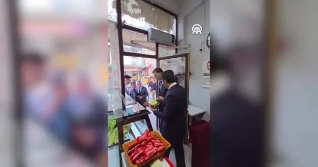 Korumanın çiğ köfte yiyemediği anlar herkesi gülümsetti