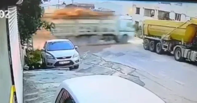 Kamyonun restoran bahçesine düştüğü kaza kamerada Hatay Haberleri