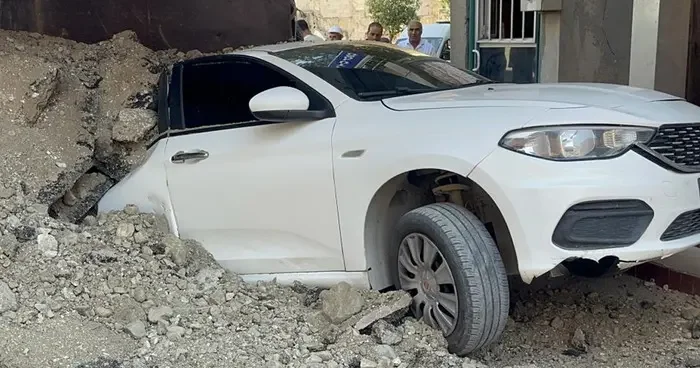 Elazığ’da hafriyat kamyonu otomobilin üzerinde devrildi: 1 yaralı