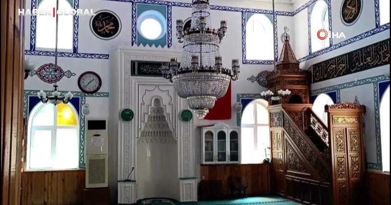 Camide sızan adamı cemaat uyandıramadı, ambulansla hastaneye kaldırıldı