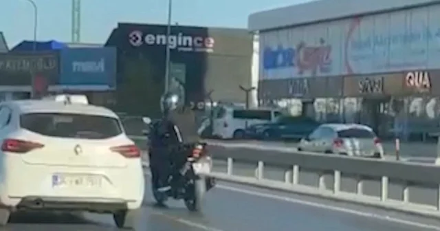 Otomobilin aynasını kırmaya çalışan motosikletliye para cezası VİDEO İZLE