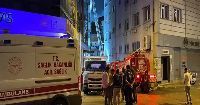 Kağıthane’de iş merkezinin çatısında yangın