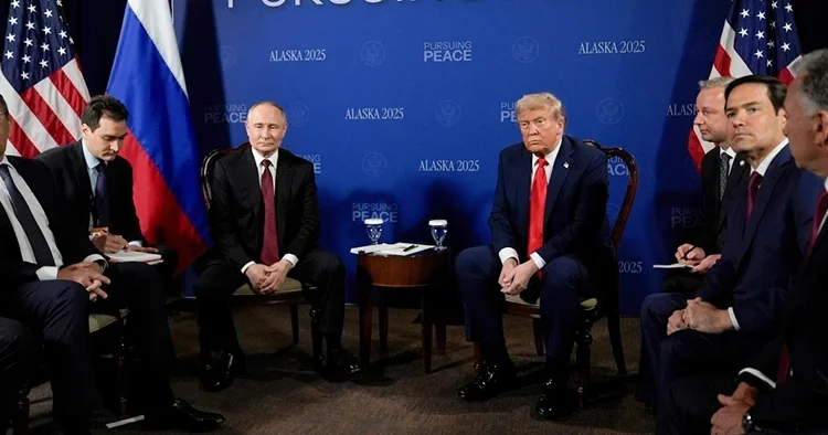 Trump Putin zirvesine dair gizli belgeler otel yazıcısında unutuldu! Trump tan Putin e dikkat çeken hediye