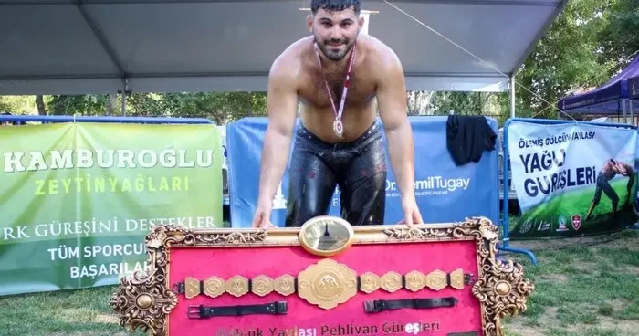 İzmir’in yağlı güreş şöleninde başpehlivan Erkan Taş oldu