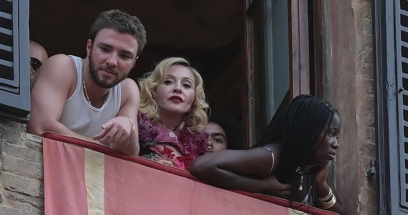 Madonna İtalya da Orta Çağ dan kalma geleneksel at yarışlarını seyretti magazin haberleri