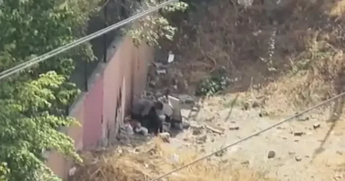 Okul önünde uyuşturucu kullanırken önce kameralara, sonra polise yakalandılar