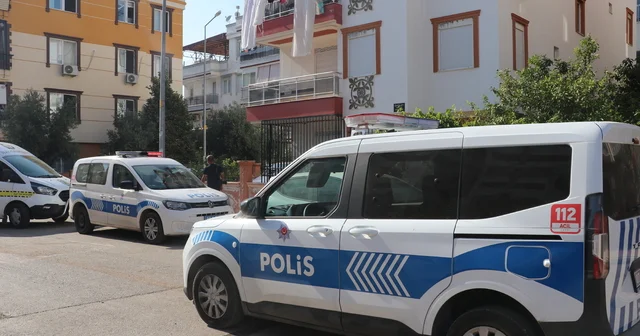 Cezaevinden çıktı, bıçakla eski sevgilisinin evini bastı: 2 yaralı Antalya Haberleri