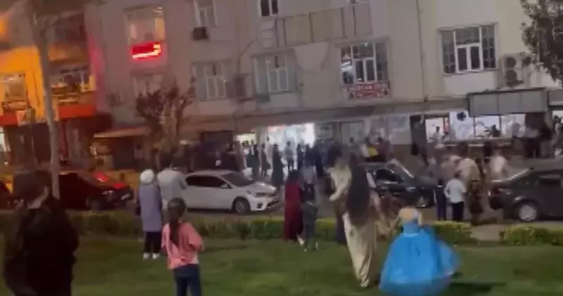 Arnavutköy de düğün çıkışı tekmeli yumruklu sopalı kavga kamerada