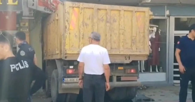 Zonguldak ta freni boşalan kamyon park halindeki araçlara çarpıp iş yerine girdi VİDEO İZLE