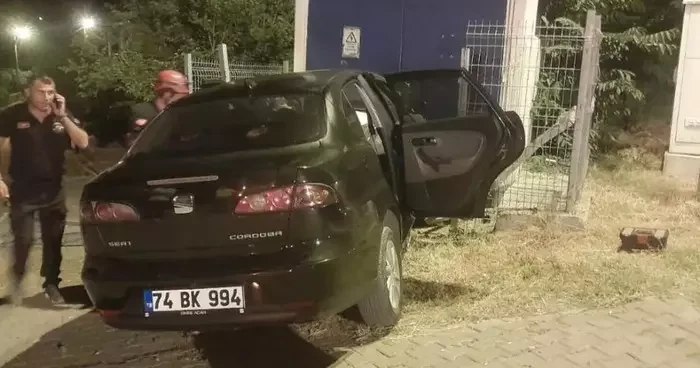 Zonguldak’ta kontrolden çıkan otomobil trafoya çarptı