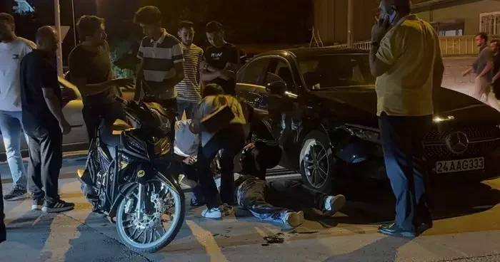 Motosikletle otomobile çarpan genç yaralandı