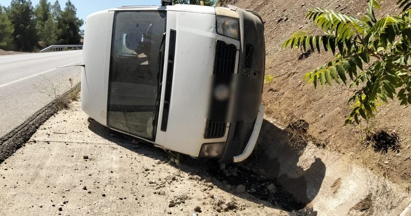 Burdur da viraja hızlı giren minibüs şarampole devrildi