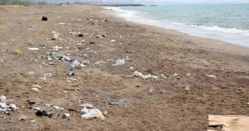 Barakalar gitti, kirlilik kaldı: Sahil çöplüğe döndü