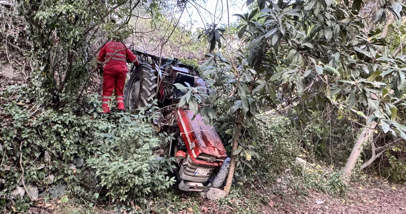 Devrilen traktörün sürücüsü ağır yaralandı