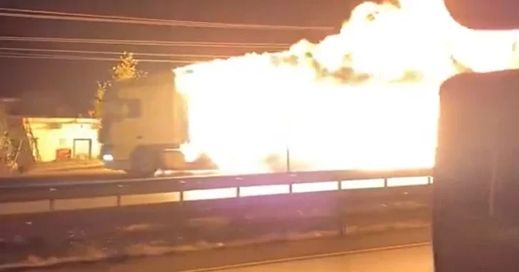 Yanan TIR, 8 kilometre boyunca alevler içinde ilerledi! Korku dolu anlar kamerada