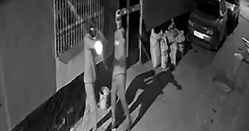 17 yaşındaki çocuk akrabasının evine ateş açtı: Altından çiçek satma kavgası çıktı!