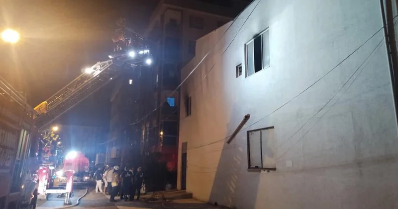 Pendik te elektrik kablosu deposunda yürekleri ağza getiren yangın