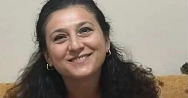 Minibüsün açılan kapısından düşen ebe yaşamını yitirdi
