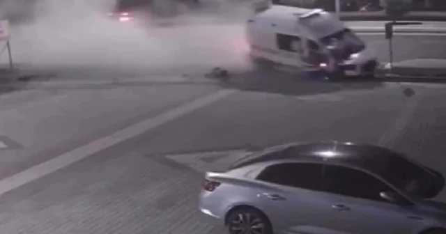 Kaldırıma çarpan ambulanstaki 3 sağlık çalışanı yaralandı; kaza kamerada Balıkesir Haberleri
