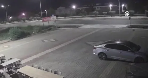 Kaldırıma çarpan ambulanstan yola fırladı!
