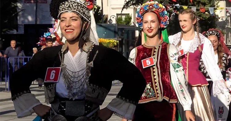 6 farklı ülkeden gelen genç kadınlar katıldı... Sarımsak festivalinin en güzeli seçilebilmek için yarıştılar