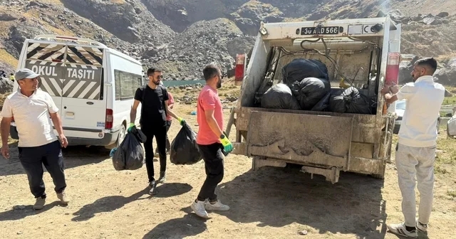 Hakkari de gönüllüler Sat Buzul Gölleri çevresinde temizlik yaptı Hakkari Haberleri