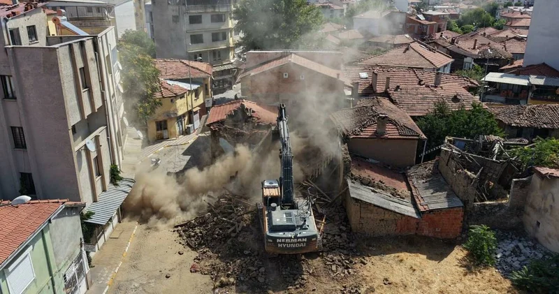 Balıkesir’de 6.1’lik depremin ardından yıkım çalışmaları devam ediyor