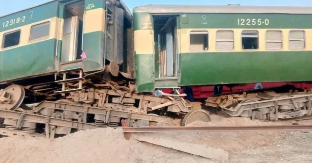 Pakistan’da yolcu treni raydan çıktı: Onlarca yaralı var VİDEO İZLE