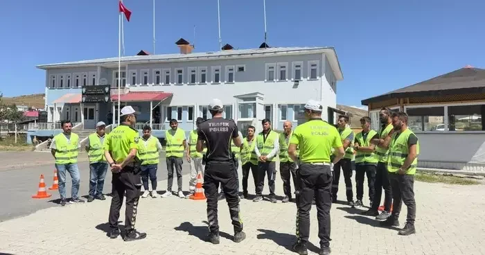 Motosiklet sürücülerine 2 Teker 1 Hayat eğitimi verildi