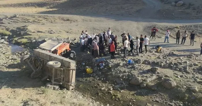 Van’da traktörün römorku devrildi: 8 yaralı