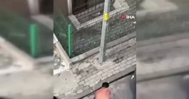 Satırlı saldırgan park halindeki araçlara zarar verdi