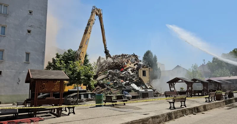 Deprem sonrası Sındırgı da hasarlı bina hareketliliği: Yıkımlar sürüyor Sözcü Gazetesi