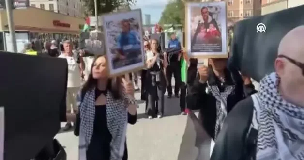 İsveç te İsrail in vahşeti protesto edildi! Gazetecilerin temsili tabutları taşındı