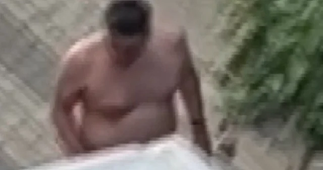 Üsküdar’da satırla park halindeki araçlara zarar veren kişi kamerada VİDEO İZLE