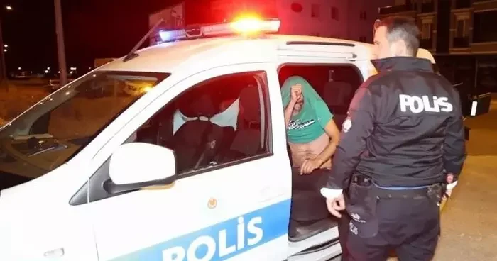 Üçüncü kez alkollü yakalandı, polis aracının arkasına saklandı