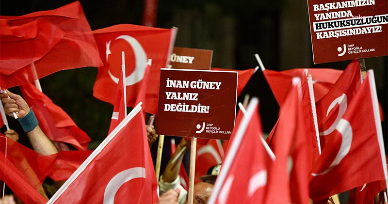 İnan Güney in gözaltına alınması Beyoğlu Belediyesi önünde protesto edildi; Bu düzen, iftira at, üzerine para ver kurtul düzenine dönüşmüştür