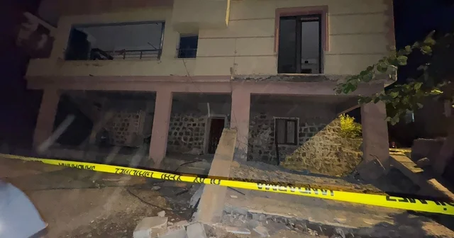 Diyarbakır da balkon çöktü: 2 si bebek 5 yaralı Diyarbakır Haberleri