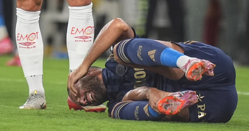 Fenerbahçe de Cenk Tosun dan kötü haber