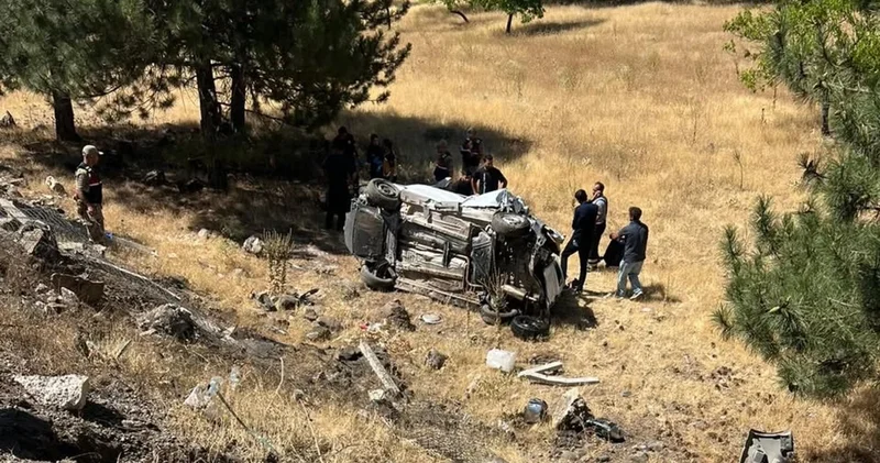 Şarampole devrilen araçtaki 3 kişi yaralandı