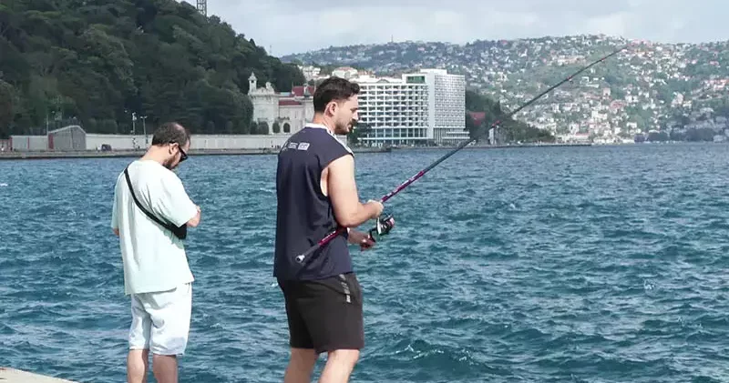 İstanbul da poyrazla birlikte havanın serinlemesini fırsat bilenler sahillere akın etti