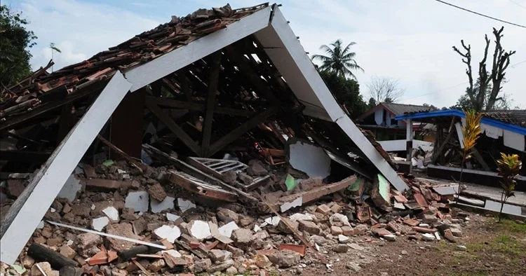 Endonezya da 5.8 lik deprem: Yaralılar var